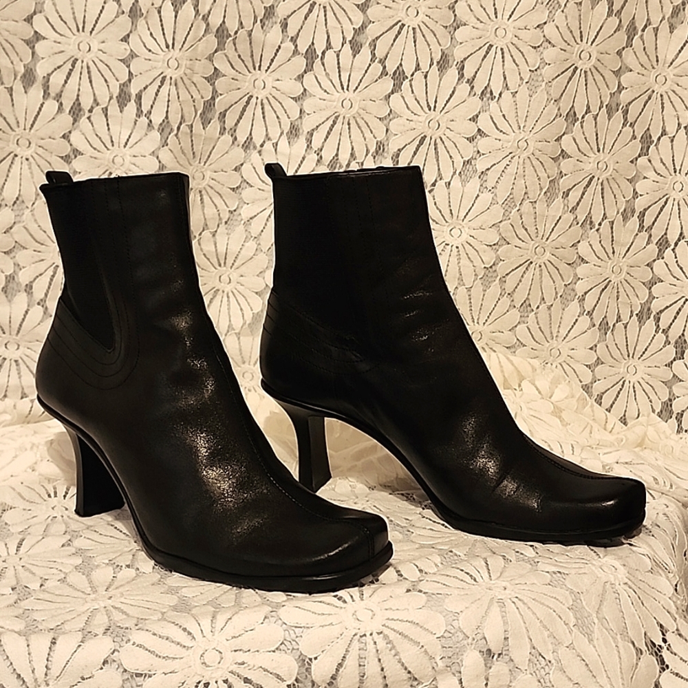 Westies soft black leather high ankle boot in Sz 8.